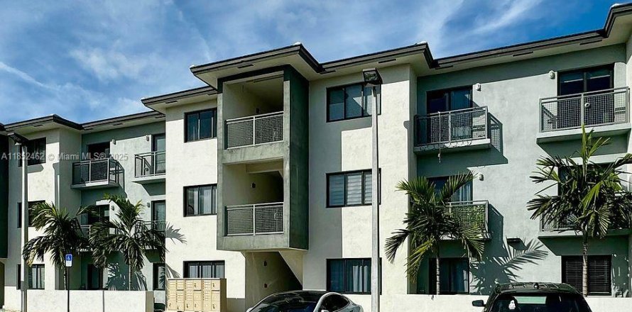 Propiedad comercial en Hialeah, Florida № 1858820