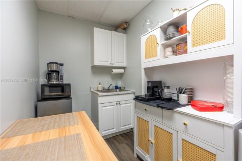 Propiedad comercial en venta en Hallandale Beach, Florida № 2087816 - foto 19