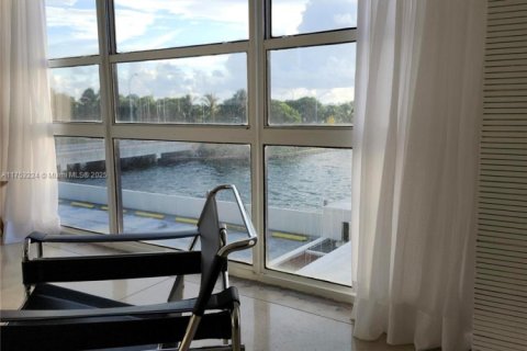 Condo in Miami, Florida, 2 bedrooms  № 1697870 - photo 10
