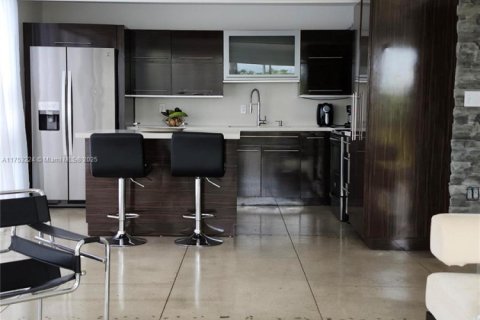 Condo in Miami, Florida, 2 bedrooms  № 1697870 - photo 11