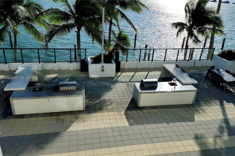 Condo in Miami, Florida, 2 bedrooms  № 1697870 - photo 8