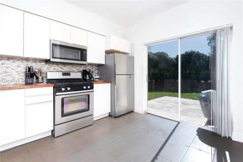 Townhouse in Tamarac, Florida 2 bedrooms, 103.12 sq.m. № 1994322 - photo 3