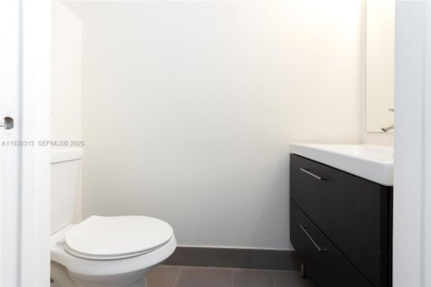 Townhouse in Tamarac, Florida 2 bedrooms, 103.12 sq.m. № 1994322 - photo 11