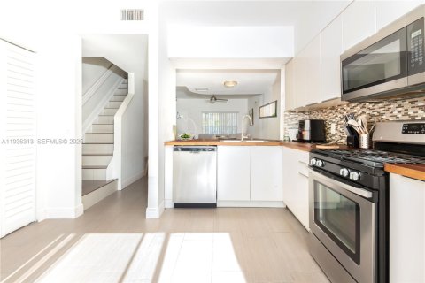 Townhouse in Tamarac, Florida 2 bedrooms, 103.12 sq.m. № 1994322 - photo 5