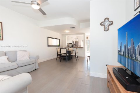 Townhouse in Tamarac, Florida 2 bedrooms, 103.12 sq.m. № 1994322 - photo 6