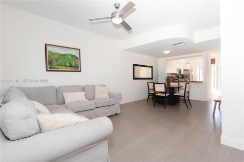 Townhouse in Tamarac, Florida 2 bedrooms, 103.12 sq.m. № 1994322 - photo 7