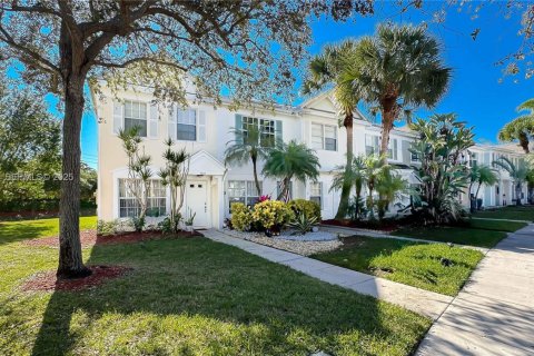 Townhouse in Tamarac, Florida 2 bedrooms, 103.12 sq.m. № 1994322 - photo 1