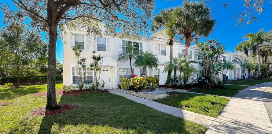 Townhouse in Tamarac, Florida 2 bedrooms, 103.12 sq.m. № 1994322