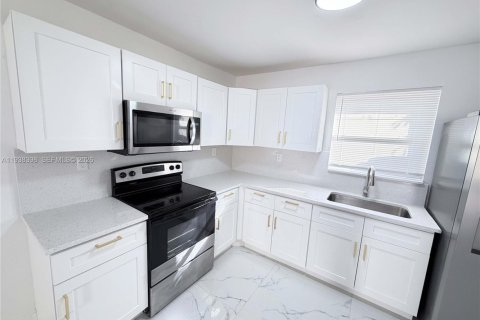 Villa ou maison à louer à Hallandale Beach, Floride: 2 chambres, 246.28 m2 № 1996427 - photo 3