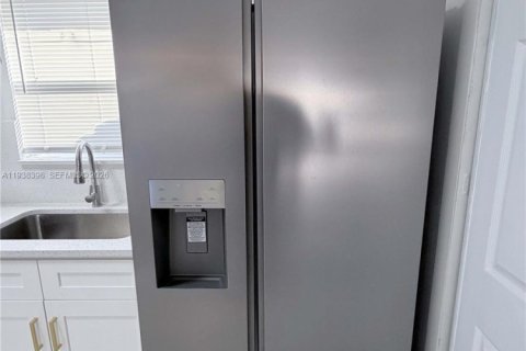 Villa ou maison à louer à Hallandale Beach, Floride: 2 chambres, 246.28 m2 № 1996427 - photo 4