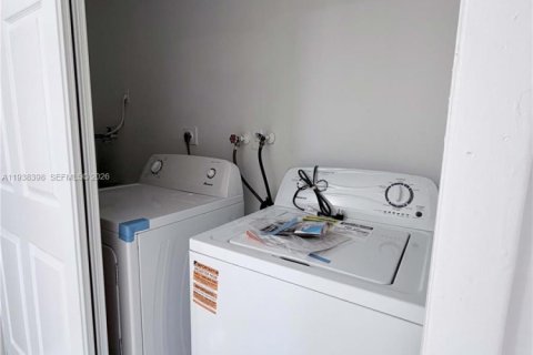 Villa ou maison à louer à Hallandale Beach, Floride: 2 chambres, 246.28 m2 № 1996427 - photo 5