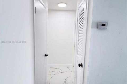 Villa ou maison à louer à Hallandale Beach, Floride: 2 chambres, 246.28 m2 № 1996427 - photo 8