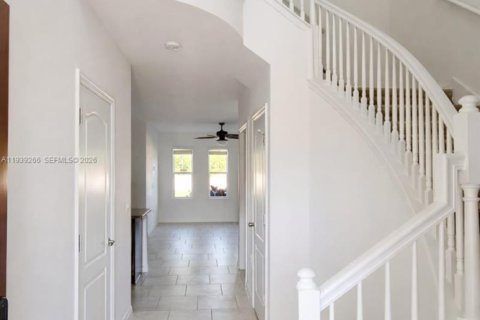 Townhouse in South Daytona, Florida 3 bedrooms, 136.38 sq.m. № 1999095 - photo 4