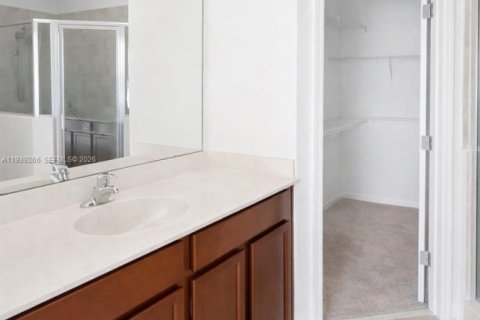 Townhouse in South Daytona, Florida 3 bedrooms, 136.38 sq.m. № 1999095 - photo 13