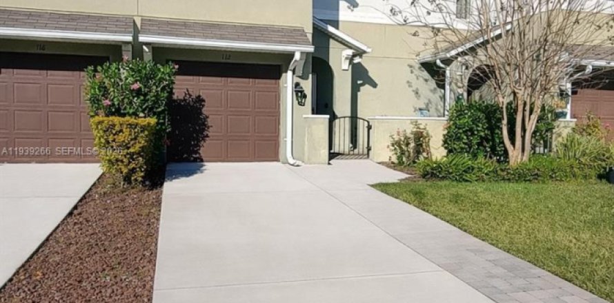 Townhouse in South Daytona, Florida 3 bedrooms, 136.38 sq.m. № 1999095