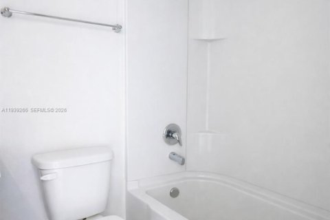 Townhouse in South Daytona, Florida 3 bedrooms, 136.38 sq.m. № 1999095 - photo 15