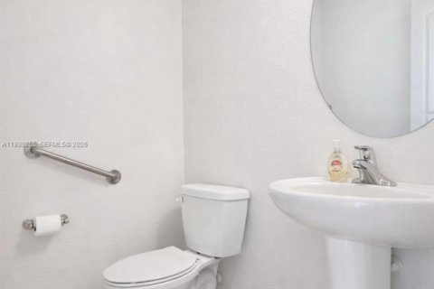 Townhouse in South Daytona, Florida 3 bedrooms, 136.38 sq.m. № 1999095 - photo 9