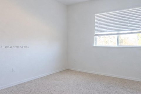 Townhouse in South Daytona, Florida 3 bedrooms, 136.38 sq.m. № 1999095 - photo 11