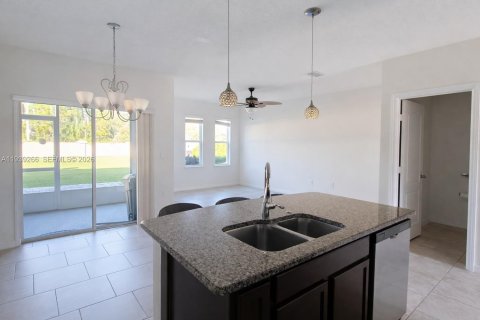 Townhouse in South Daytona, Florida 3 bedrooms, 136.38 sq.m. № 1999095 - photo 7