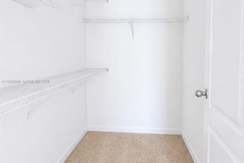 Townhouse in South Daytona, Florida 3 bedrooms, 136.38 sq.m. № 1999095 - photo 12