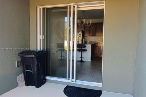 Townhouse in South Daytona, Florida 3 bedrooms, 136.38 sq.m. № 1999095 - photo 20