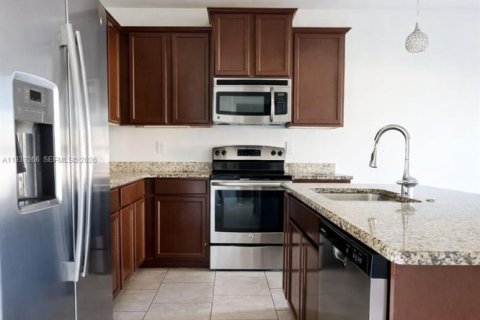 Townhouse in South Daytona, Florida 3 bedrooms, 136.38 sq.m. № 1999095 - photo 5