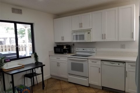 Casa en alquiler en Miami, Florida, 3 dormitorios, 137.5 m2 № 1992225 - foto 10