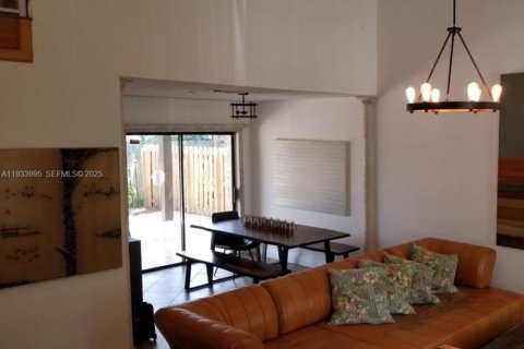 Casa en alquiler en Miami, Florida, 3 dormitorios, 137.5 m2 № 1992225 - foto 1