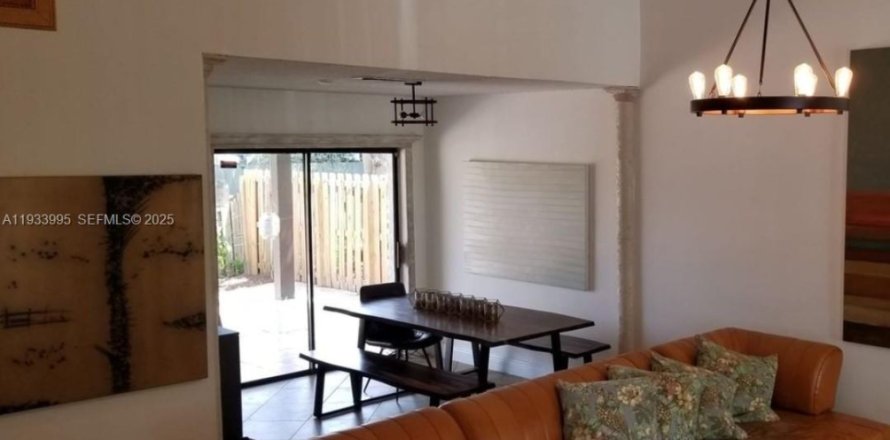 Casa en Miami, Florida 3 dormitorios, 137.5 m2 № 1992225