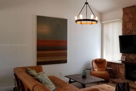 Casa en alquiler en Miami, Florida, 3 dormitorios, 137.5 m2 № 1992225 - foto 3