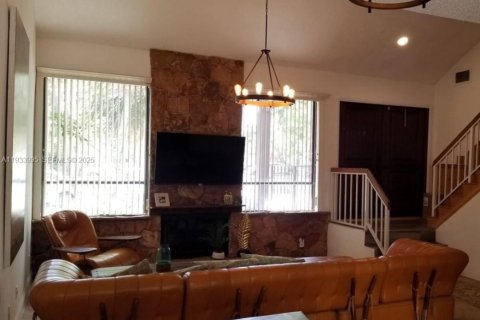 Casa en alquiler en Miami, Florida, 3 dormitorios, 137.5 m2 № 1992225 - foto 2