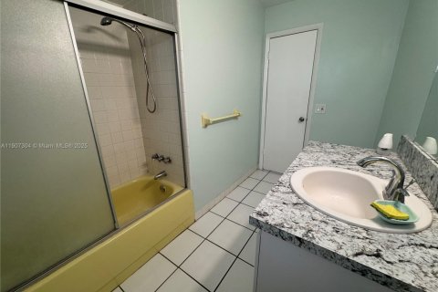 House in Lauderhill, Florida 2 bedrooms, 114.64 sq.m. № 1963862 - photo 28