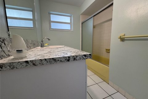 House in Lauderhill, Florida 2 bedrooms, 114.64 sq.m. № 1963862 - photo 27