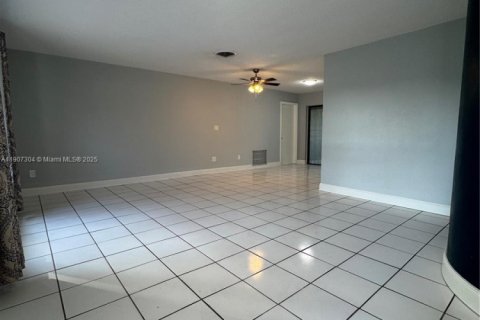 House in Lauderhill, Florida 2 bedrooms, 114.64 sq.m. № 1963862 - photo 5