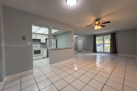 House in Lauderhill, Florida 2 bedrooms, 114.64 sq.m. № 1963862 - photo 7