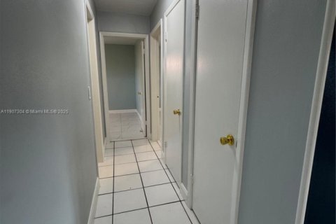 House in Lauderhill, Florida 2 bedrooms, 114.64 sq.m. № 1963862 - photo 16