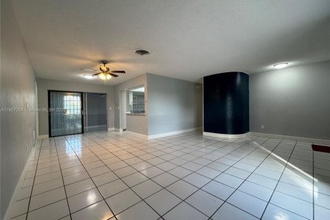 House in Lauderhill, Florida 2 bedrooms, 114.64 sq.m. № 1963862 - photo 6