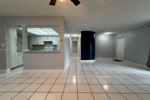 House in Lauderhill, Florida 2 bedrooms, 114.64 sq.m. № 1963862 - photo 15