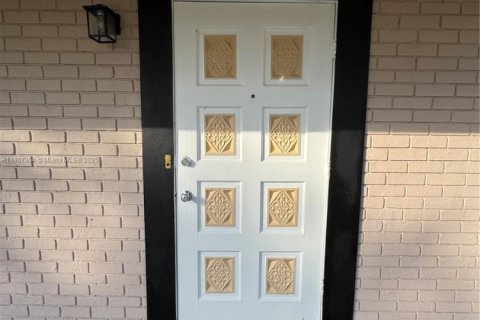 House in Lauderhill, Florida 2 bedrooms, 114.64 sq.m. № 1963862 - photo 4