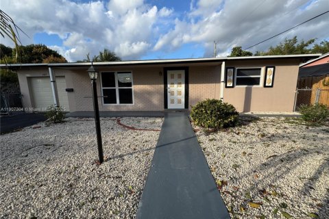 House in Lauderhill, Florida 2 bedrooms, 114.64 sq.m. № 1963862 - photo 1