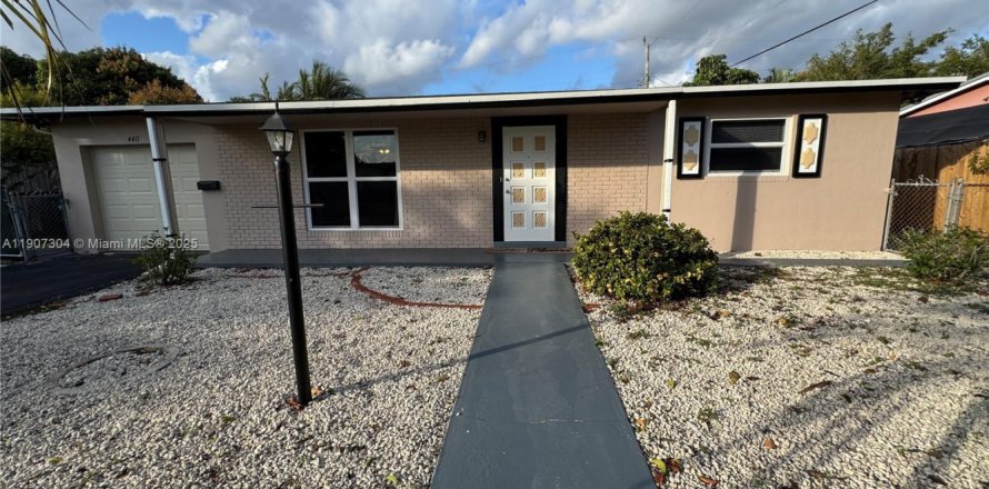 House in Lauderhill, Florida 2 bedrooms, 114.64 sq.m. № 1963862