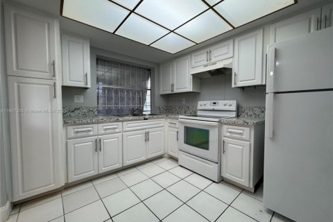 House in Lauderhill, Florida 2 bedrooms, 114.64 sq.m. № 1963862 - photo 9