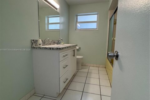 House in Lauderhill, Florida 2 bedrooms, 114.64 sq.m. № 1963862 - photo 26