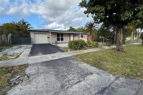 House in Lauderhill, Florida 2 bedrooms, 114.64 sq.m. № 1963862 - photo 2