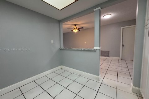 House in Lauderhill, Florida 2 bedrooms, 114.64 sq.m. № 1963862 - photo 10