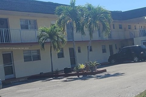 Condo in Miami, Florida, 2 bedrooms  № 1860639 - photo 1