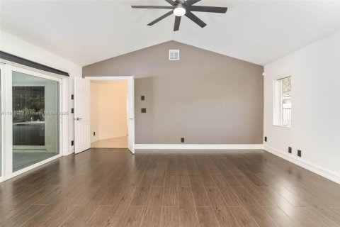 House in Weston, Florida 4 bedrooms, 306.58 sq.m. № 1966152 - photo 12