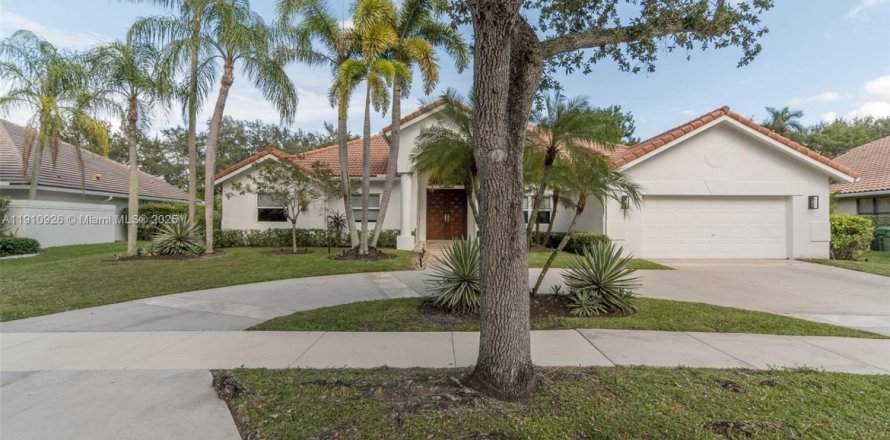 House in Weston, Florida 4 bedrooms, 306.58 sq.m. № 1966152