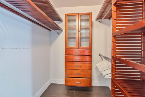 House in Weston, Florida 4 bedrooms, 306.58 sq.m. № 1966152 - photo 16