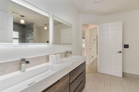 House in Weston, Florida 4 bedrooms, 306.58 sq.m. № 1966152 - photo 22